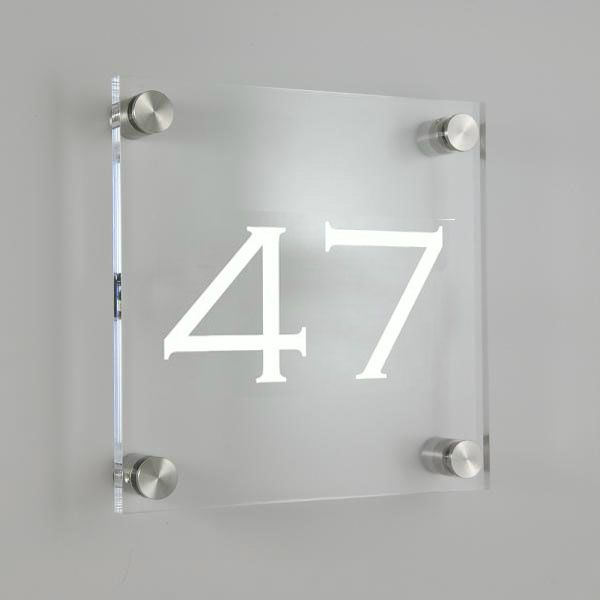 
32....               Stilfullt dørskilt laget i plexiglass.
- Elegante skruer i aluminium.  Str. 150x150x6 mm                  
Kr. 420,-































